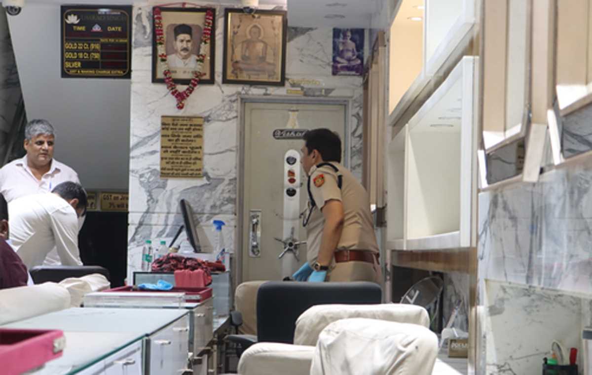 दिल्ली में जेवर की दुकान में चोरी : मालिक का कहना है, चोरों ने स्ट्रांग रूम में सेंध लगाई